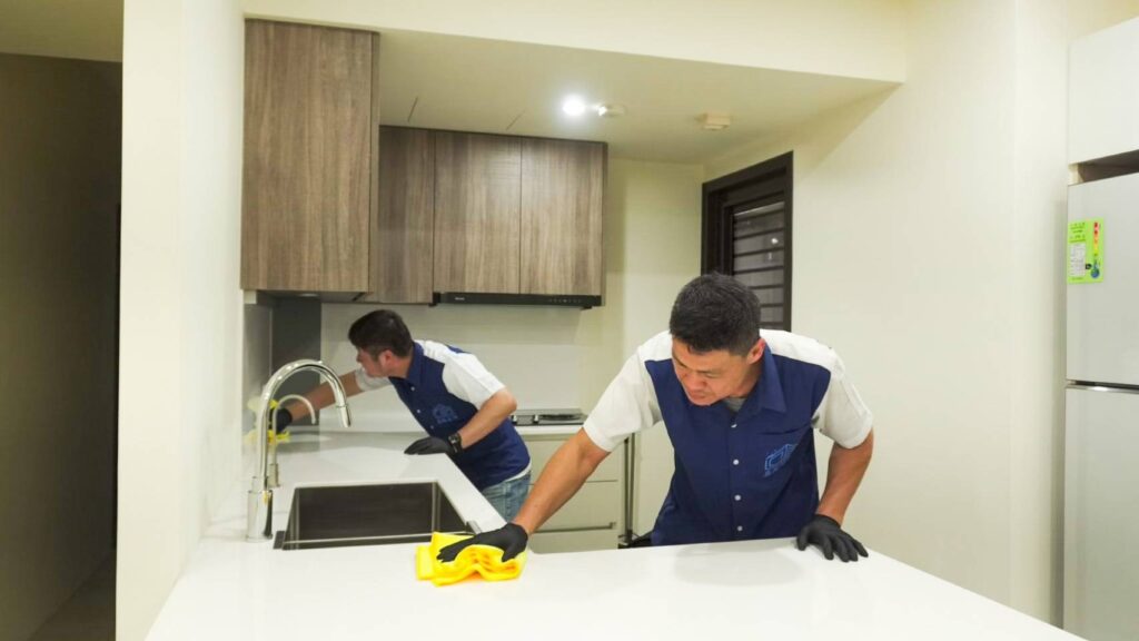 鍍膜後檢查與清潔，展現專業施工品質。(圖晶鍍居研 提供)