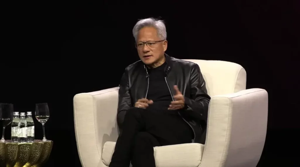 科技企業執行長於公開論壇活動中發表談話畫面