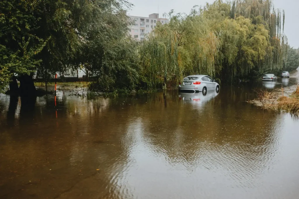 廣西欽州暴雨重創全城 上百輛車泡水道路交通癱瘓