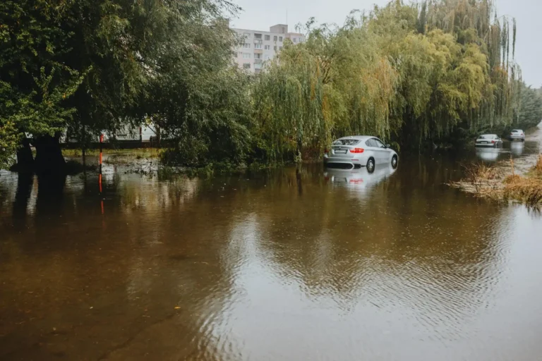 廣西欽州暴雨重創全城 上百輛車泡水道路交通癱瘓
