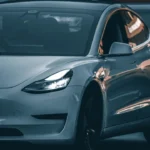 玻璃車頂夏天太悶熱？特斯拉新專利擬用「吸入式空調」抽走車內熱氣