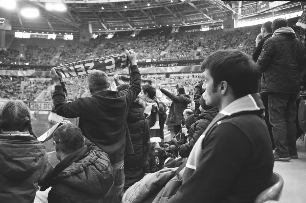 一張球星貼紙牽起關注委國震災男童收C羅鼓勵