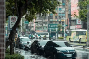 大低壓帶接續西南風全台降雨機會升高中南部防大雨-hero-1024x683-1-300x200