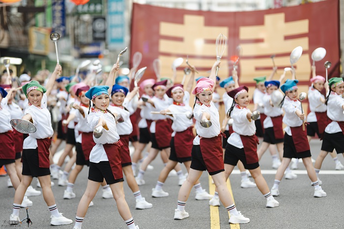 國內外表演團隊熱力踩街,展現各國文化特色。(圖/中市觀旅局提供)