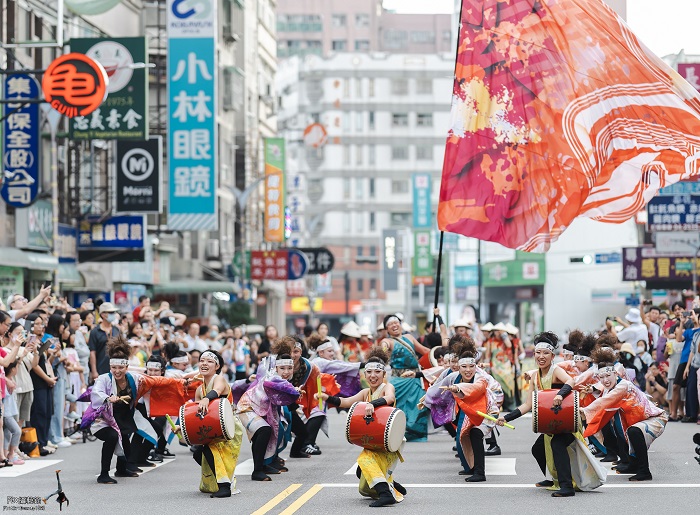 國內外表演團隊帶來精彩演出,為台中街頭增添熱力。(圖/中市觀旅局提供)