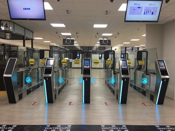 自6月1日起正式實施國際郵輪旅客入出境查驗優化4大措施，包括全面開放外籍郵輪旅客使用e-Gate、簡化人工查驗流程。(圖/移民署提供)