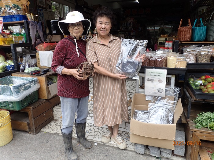 林業保育署臺中分署與谷關里山商店松鶴部落「阿嬌姨的店」合作，設立「保育柑仔店」，部落居民可持舊獵具在「保育柑仔店」免費換領改良式獵具，還能領取100元購物金兌換店內等值商品。（圖/林業保育署台中分署提供）