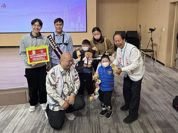 周大觀基金會9日上午在上海市兒童醫院舉辦「我還有一隻腳．送愛兩岸四地—周大觀跨海力挺兩岸癌童圓夢活出希望」公益活動，頒發助學金給9名大陸抗癌兒童。圖/周大觀文教基金會提供