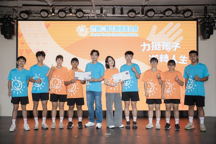 鶯歌國中拔河隊貼心準備感謝卡片致贈公益大使 是元介、高伊玲(普仁青年關懷基金會 提供 )