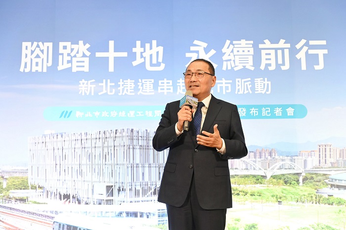 新北市捷運局邁入十週年,今(11)日於市府舉辦《腳踏十地‧永續前行》紀念專書發布記者會,並設置十週年特展,展現軌道建設的成果。