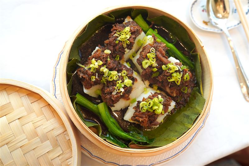 港灣壹號鎮店招牌「竹籠梅菜蒸牙魚」，味豐道地，價格1,080元。（圖／飯店旅宿業者提供）