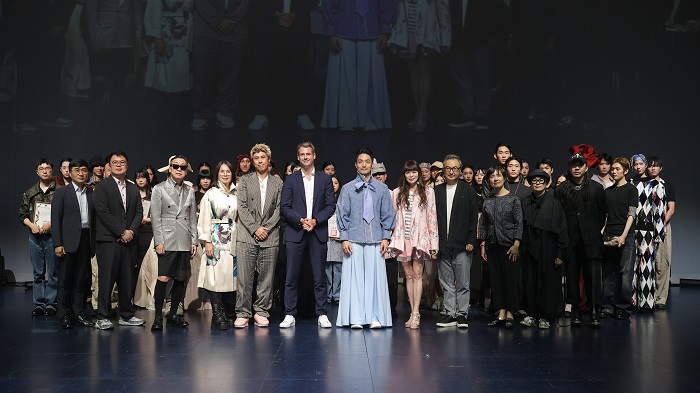 蔣萬安時尚變身！穿金獎設計師作品亮相　「台北好時尚」80套新作登場