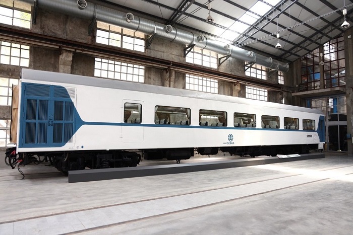 在柴電工場展區陳列的莒光號車廂，復原1970年新車初次亮相的藍白配色外觀，復古而高雅的車廂設計，引領民眾回到臺灣鐵道1970年代開始飛躍性變革的時代。 圖／文化部提供