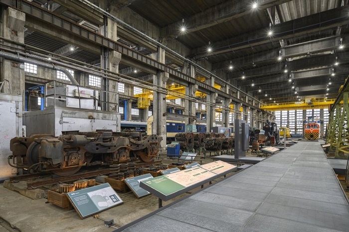 車輛維修重心的柴電工場，除展示鐵博典藏修復的車輛及維修各階段的機具設備，並以圖、文、影音還原車輛維修情形。 圖／文化部提供