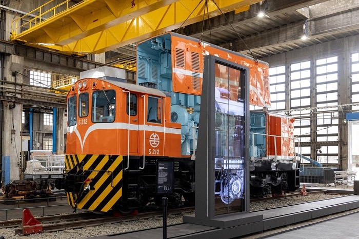 柴電劇場「柴電機車的運作」，結合實體車輛及動畫，讓觀眾深入了解驅使S212柴電機車運行的引擎、主發電機、牽引馬達等內部構件，環環相扣的運轉原理。 圖／文化部提供