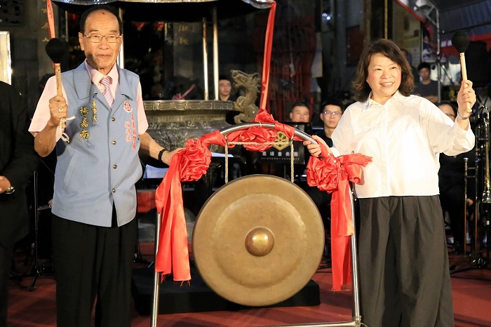 嘉義市長黃敏惠(右)與嘉義城隍廟董事長楊嘉南(左)敲響銅鑼宣告活動開始。（圖/嘉義市府提供）