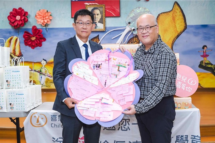 野柳國小邱華璋校長（右）贈送學生感謝卡片給和泰大金陳永澤總經理。（圖／和泰大金提供）