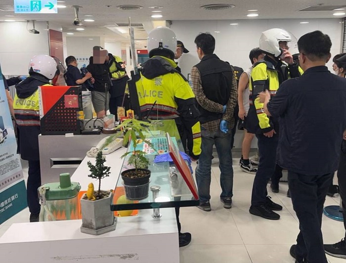 今（24）日下午3時32分，一名蒙面惡煞大搖大擺闖入大安區忠孝東路四段71號「中國信託銀行忠孝分行」，手持疑似BB槍與手榴彈，當場挾持一名女行員。(翻攝照片)