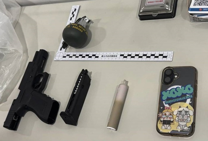 今（24）日下午3時32分，一名蒙面惡煞大搖大擺闖入大安區忠孝東路四段71號「中國信託銀行忠孝分行」，手持疑似BB槍與手榴彈，當場挾持一名女行員。(翻攝照片)