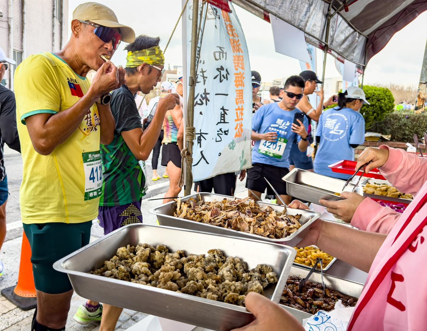 主辦單位也規劃在地特色補給，包含黑糖糕、鹹餅及海鮮粥等，並推出早鳥禮與兼具實用與收藏價值的創意完賽獎牌。（澎管處提供）
