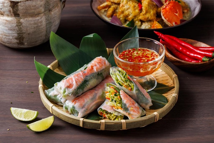 「東南亞主題美食」餐檯推出的「越式生春捲」清爽開胃適合炎炎夏日。(JR東日本大飯店台北提供)