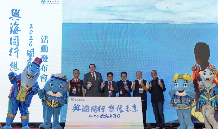 啟動儀式(左起為海巡之友總會南部分會王文成會長、美國在台協會高雄分處張子霖分處長、海洋委員會吳欣修常務副主任委員、海洋委員會宋承恩政務副主任委員、日本台灣交流協會高雄事務所奧正史所長、紙風車劇團任建誠團長)。（圖/海委會提供）