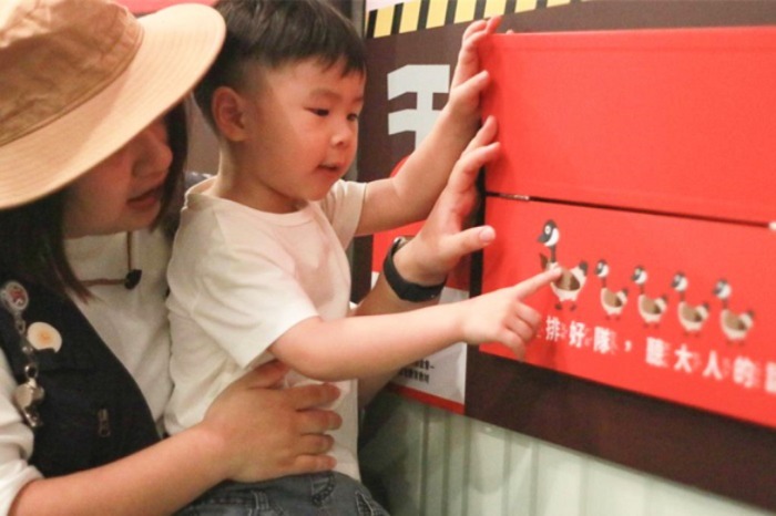 透過翻翻板互動設計，讓孩子在遊戲中學習交通、防災與陌生警覺等安全知識，輕鬆建立自我保護觀念。圖／煙波國際觀光集團提供