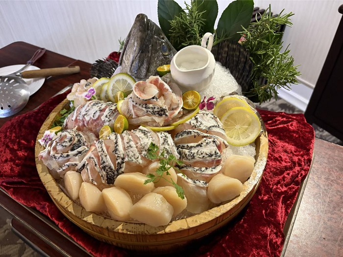 飯店選用龍虎斑、北海道生食級干貝，搭配鮮蝦金湯三大海味，透過「過橋宴」桌邊服務，打造視覺、香氣與味覺兼具的宴席體驗。圖／高雄翰品酒店提供