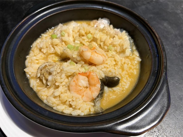 將魚頭、魚骨回鍋細火熬煮，加入米飯燉煮成鮮味濃郁的海鮮雜炊。圖／高雄翰品酒店提供