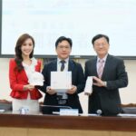 國慶紀念品開箱！「雙十迷你燈箱」首亮相　磁吸保溫瓶還能當手機架