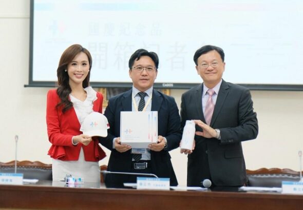 國慶紀念品開箱！「雙十迷你燈箱」首亮相　磁吸保溫瓶還能當手機架