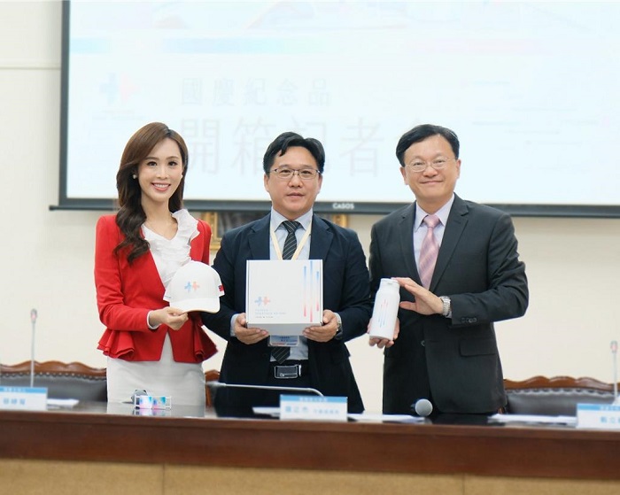 國慶紀念品開箱！「雙十迷你燈箱」首亮相　磁吸保溫瓶還能當手機架