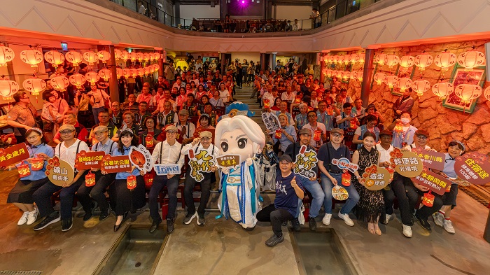 「2026九份紅燈籠祭」(18)日晚間於九份昇平戲院盛大舉行點燈儀式,吸引大批民眾共襄盛舉。(圖/新北觀傳局提供)