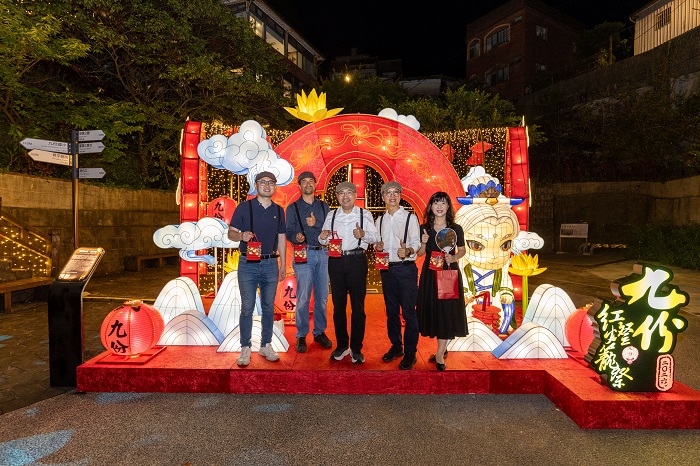 「2026九份紅燈籠祭」活動期間各主題裝置每日18時至22時亮燈,五番坑公園主燈秀則於18時30分至21時,每逢整點及半點展演,帶給大家兼具故事性與藝術性的夜間賞燈體驗。