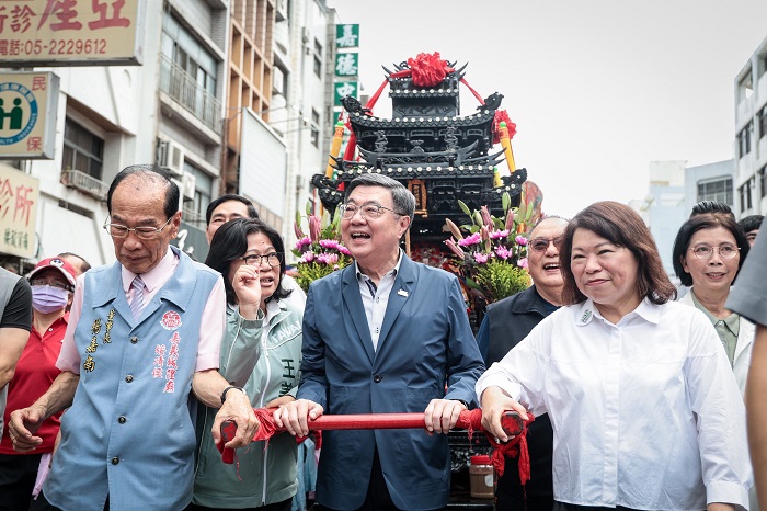 行政院長卓榮泰出席嘉義城隍廟「城隍晉袍冠、夜巡諸羅城起駕」活動。（圖/行政院提供）