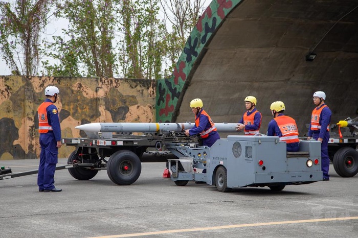 武掛人員駕駛掛彈車載運彈藥。（圖/軍聞社提供）