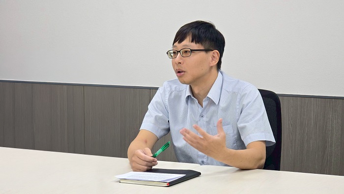 台灣化學纖維公司資深工程師郭宗源受訪，分享企業端對產學合作與人才培育的觀察。（圖/明志科大提供）