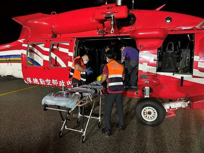 澎湖縣望安機場緊急醫療後送(EMS)任務。（圖/空中勤務總隊）