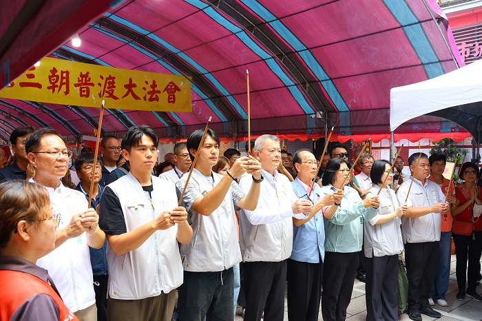 副市長林瑞彥率市府團隊一同祈求城隍護民。（圖/嘉義市府提供）