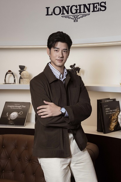 【圖說3】Mario Maurer漫步浪琴表「優雅的歸屬」（Home of Elegance）快閃空間，沉浸於融合百年製錶工藝與當代生活美學的優雅場域，體現屬於自己的從容生活哲學。.jpg