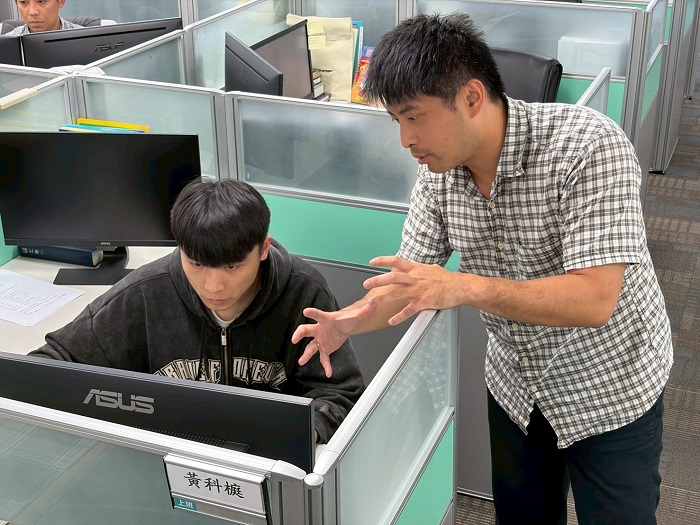 台灣化學纖維公司高級工程師王湘仁指導明志科大公費生，協助學生將課堂所學應用於實務工作。（圖/明志科大提供）