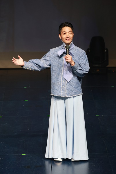 蔣萬安穿上去年金獎設計師王季澧打造的服裝亮相。（北市府提供）