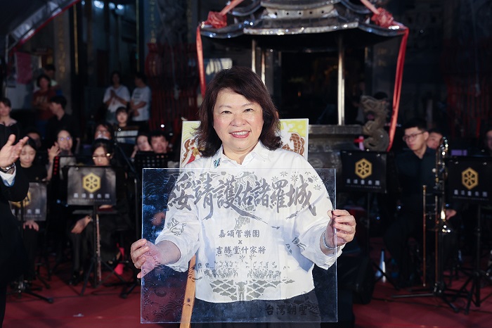今年城隍廟首度推出「朝聖之路」套色集章活動；黃敏惠指出，嘉義城隍中元祭已列入「台灣觀光雙年曆」的重要活動。（圖/嘉義市府提供）