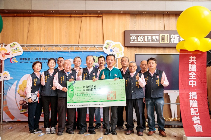 為力挺嘉義健兒，嘉邑城隍廟特別捐贈新臺幣160萬元，於駐火典禮後舉行「城隍挺嘉、榮耀體育、共譜全中」捐贈儀式。（嘉義縣政府提供）