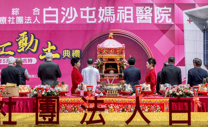 總統與現場貴賓一同進行祈福動土儀式。(圖/總統府提供)