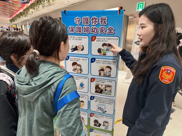 婦幼隊也在現場示範簡易自我保護方式。