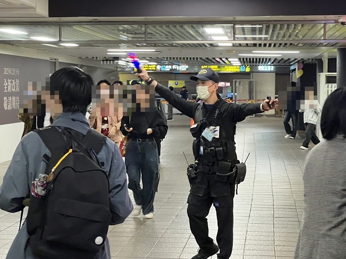 台北捷運公司表示，板南線台北車站月台一度受煙霧影響。（圖／翻攝畫面）