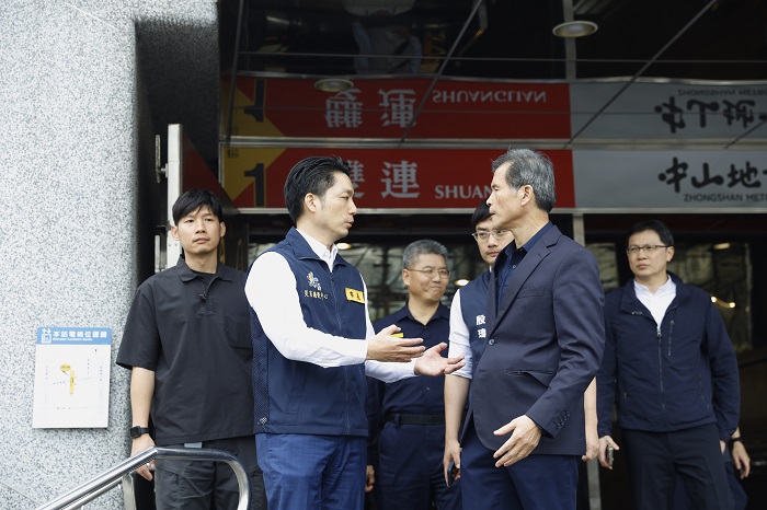 蔣萬安市長前往中山站、中山地下街及雙連站，實地視察警力部署情形。（圖/北市府提供）