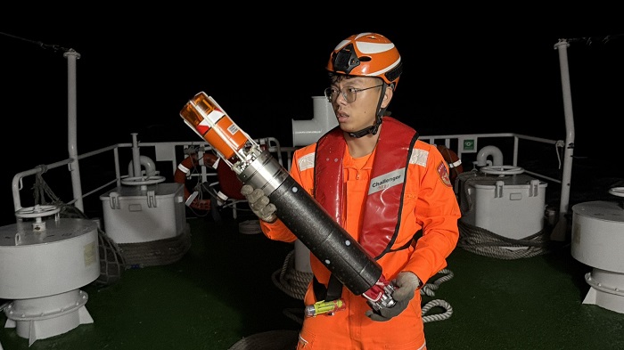 海巡署表示，PP-10095、10078巡防艇趕抵現場後，立即施放海難測流浮標（SLDMB)。(圖/海巡署提供)
