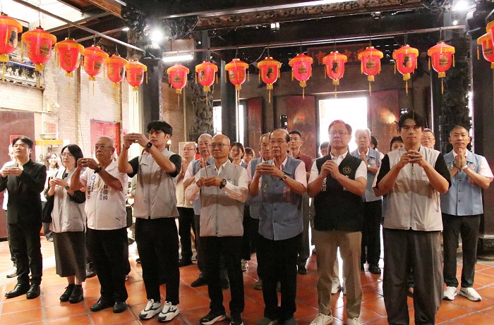 嘉義市副市長陳永豐城隍廟參拜。（圖/嘉義市府提供）